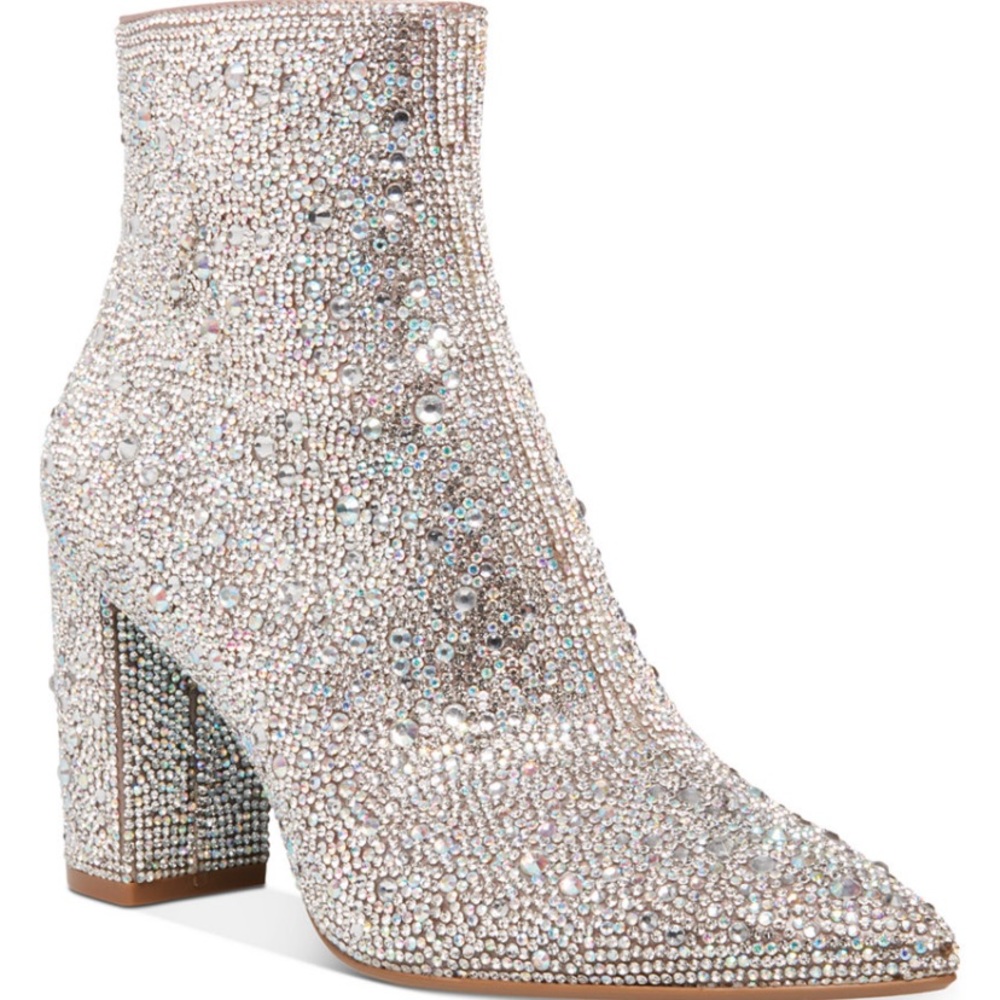 ISO THIS SHOE OR SIMILAR